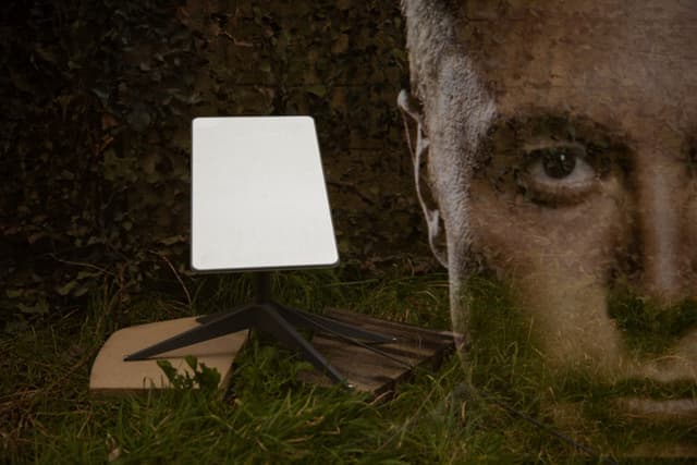 Imagen de Elon Musk y una antena de satélite Starlink en el suelo frente a una red de camuflaje militar en Kerlouan, Bretaña, Francia, el 1 de marzo de 2025. (VINCENT FEURAY/Hans Lucas/AFP vía Getty Images)