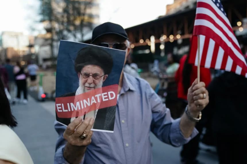 Un manifestante sostiene una bandera estadounidense y un cartel con el retrato del líder iraní ayatolá Alí Jamenei, que murió durante las operaciones militares de Estados Unidos e Israel contra la República Islámica, en Atlanta, Georgia, el 28 de febrero de 2026. (Elijah Nouvelage/AFP a través de Getty Images)