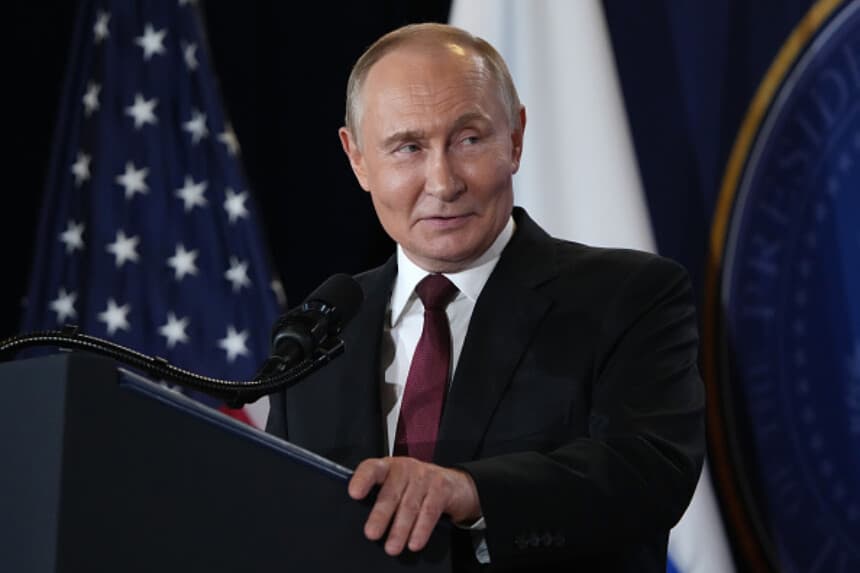 El presidente ruso, Vladimir Putin, hace una declaración durante una rueda de prensa con el presidente estadounidense, Donald Trump, en la Base Conjunta Elmendorf-Richardson el 15 de agosto de 2025 en Anchorage, Alaska. Los dos líderes se reúnen para mantener conversaciones de paz con el objetivo de poner fin a la guerra en Ucrania. (Andrew Harnik/Getty Images).