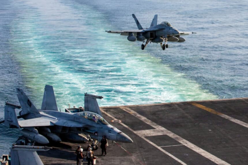Un F/A-18E Super Hornet se prepara para aterrizar en el USS Abraham Lincoln después de una misión en apoyo de la Operación Furia Épica, el 28 de febrero de 2026. (Marina de EE. UU. vía AP).