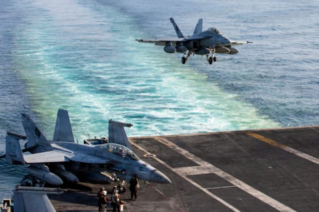 Un F/A-18E Super Hornet se prepara para aterrizar en el USS Abraham Lincoln después de una misión en apoyo de la Operación Furia Épica, el 28 de febrero de 2026. (Marina de EE. UU. vía AP).