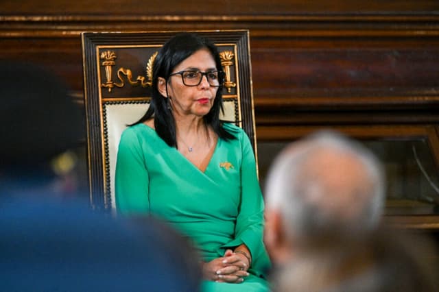 El petróleo "comienza a fluir" desde Venezuela, afirma Trump