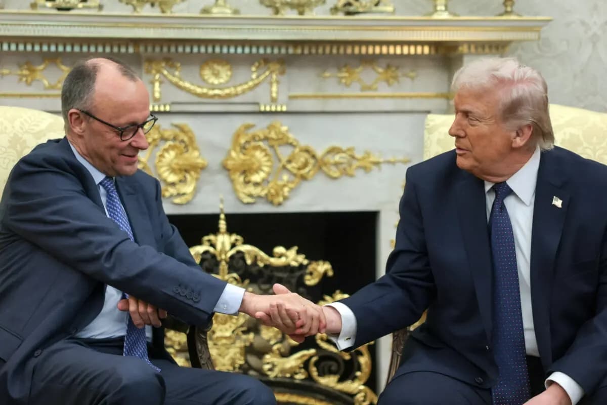 El presidente de Estados Unidos, Donald Trump, y el canciller alemán, Friedrich Merz, se dan la mano durante su reunión en el Despacho Oval de la Casa Blanca en Washington el 3 de marzo de 2026. (Jonathan Ernst/Reuters)