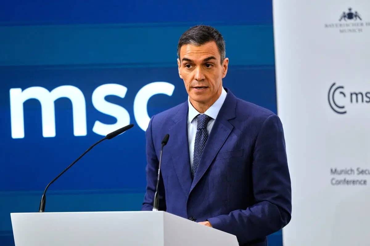 El primer ministro español, Pedro Sánchez, habla durante una mesa redonda en la Conferencia de Seguridad de Múnich, en Múnich, Alemania, el 14 de febrero de 2026. (Michael Probst/AP)