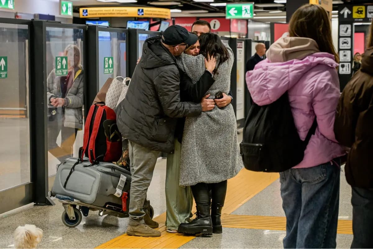 Pasajeros llegan desde Abu Dabi al aeropuerto de Fiumicino, en Roma, Italia, el 3 de marzo de 2026. (Valentina Stefanelli/LaPresse vía AP)