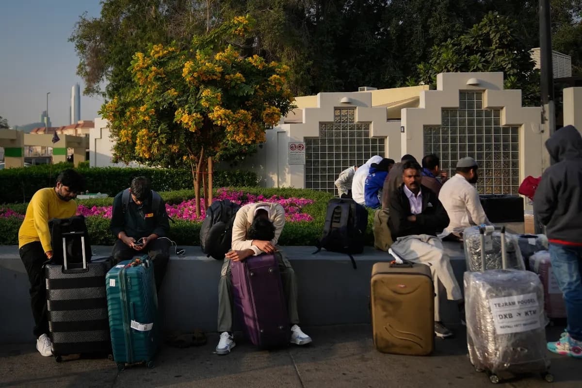 <em>Los pasajeros varados por el cierre del Aeropuerto Internacional de Dubái esperan ayuda en el estacionamiento del aeropuerto de Dubái, Emiratos Árabes Unidos, el 1 de marzo de 2026. (Altaf Qadri/AP Photo)</em>