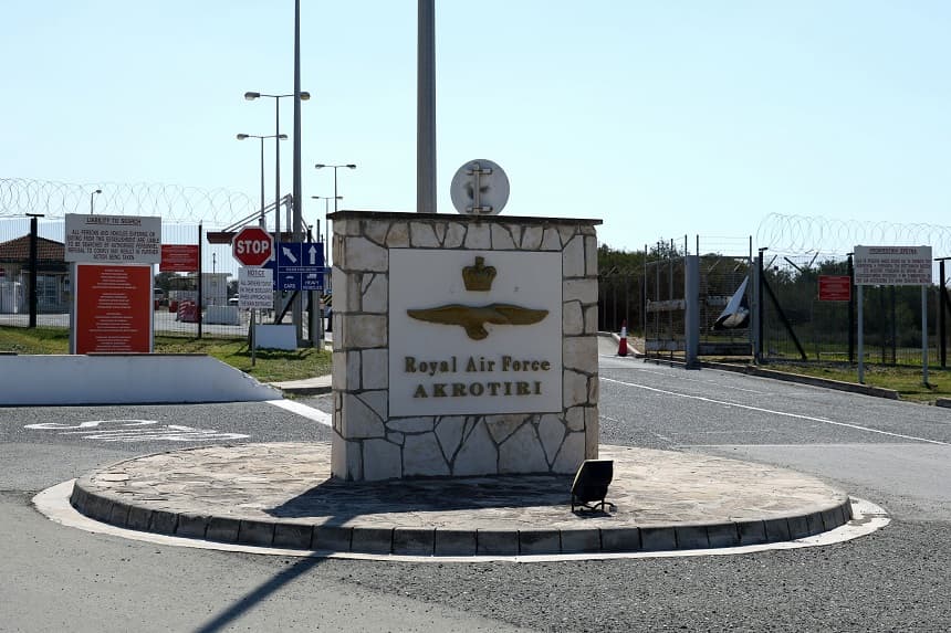 Entrada de la base aérea británica de Akrotiri, fotografiada el 2 de marzo de 2026 en Akrotiri, Chipre. (Alexis Mitas/Getty Images)