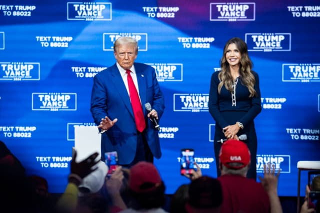 El presidente Donald Trump (izq.) y Kristi Noem (der.), en una foto de archivo. (Madalina Vasiliu/The Epoch Times)