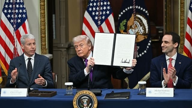 Trump y empresas tecnológicas firman compromiso para cubrir costos energéticos de centros de datos