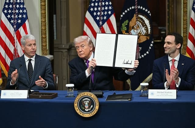 El presidente de Estados Unidos, Donald Trump, muestra una proclamación que firmó durante una mesa redonda sobre el Compromiso de Protección al Contribuyente, mientras el secretario de Energía, Chris Wright (izquierda), y Michael Kratsios (derecha), director de la Oficina de Política Científica y Tecnológica de la Casa Blanca, aplauden en la Sala del Tratado Indio del Edificio Ejecutivo Eisenhower, en el campus de la Casa Blanca, en Washington, el 4 de marzo de 2026. (Andrew Caballero-Reynolds/AFP a través de Getty Images)
