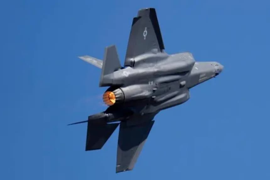 Un caza F-35 de la Fuerza Aérea de Estados Unidos realiza una exhibición en el cuarto día de la Aero India 2023 en la base aérea de Yelahanka, en Bangalore (India), el 16 de febrero de 2023. (Aijaz Rahi/AP Photo)