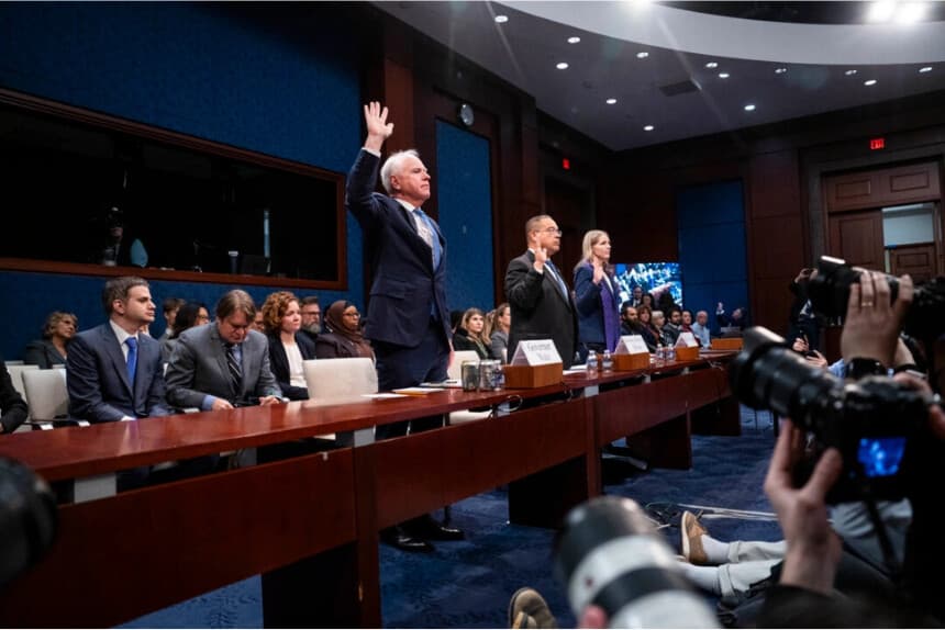 (De izq. a der.) El gobernador de Minnesota, Tim Walz, el fiscal general de Minnesota, Keith Ellison, y la reverenda Mariah Tollgaard prestan juramento antes de su testimonio ante el Comité de Supervisión y Reforma Gubernamental de la Cámara de Representantes en el Capitolio en Washington el 4 de marzo de 2026. (Madalina Kilroy/The Epoch Times)