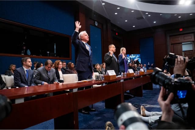 (De izq. a der.) El gobernador de Minnesota, Tim Walz, el fiscal general de Minnesota, Keith Ellison, y la reverenda Mariah Tollgaard prestan juramento antes de su testimonio ante el Comité de Supervisión y Reforma Gubernamental de la Cámara de Representantes en el Capitolio en Washington el 4 de marzo de 2026. (Madalina Kilroy/The Epoch Times)