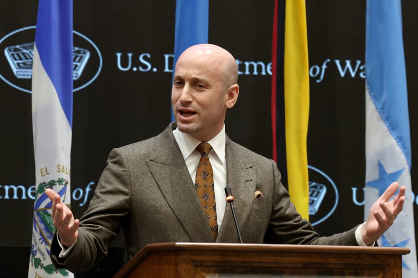 Stephen Miller, asesor de Seguridad Nacional y subdirector de la Casa Blanca, habla durante el inicio de la Conferencia Americana contra los Cárteles, celebrada en la sede del Comando Sur de los Estados Unidos el 5 de marzo de 2026 en Doral, Florida. (Joe Raedle/Getty Images)