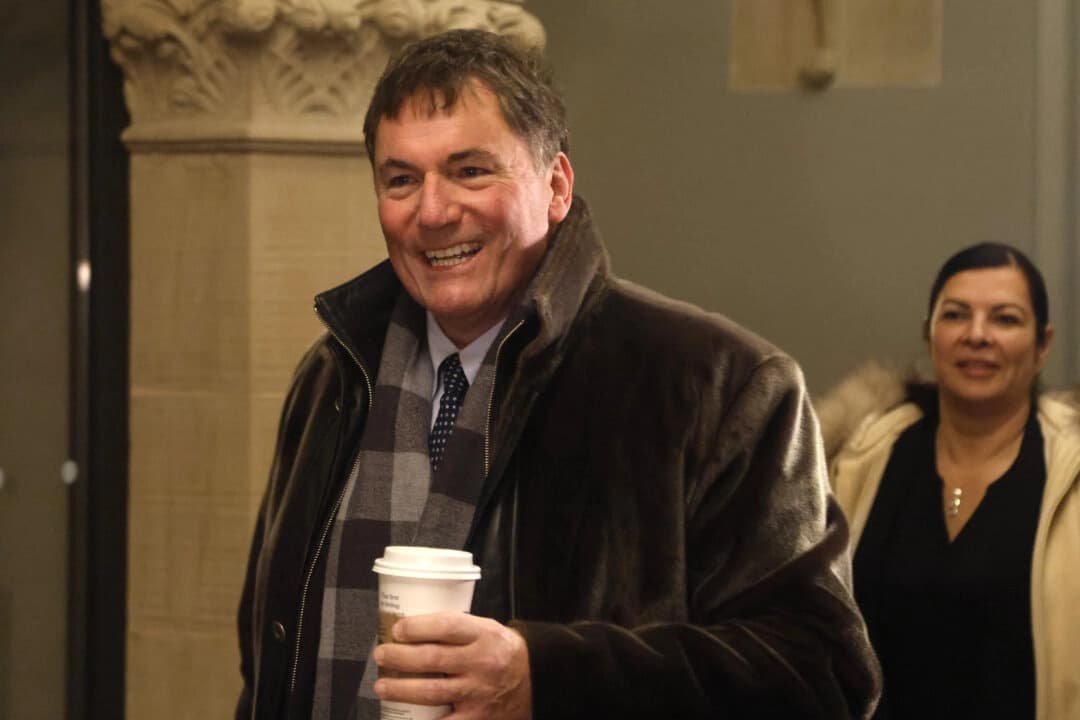 El ministro de Comercio Interior, presidente del Consejo Privado del Rey para Canadá y ministro responsable del Comercio Canadá-Estados Unidos, Asuntos Intergubernamentales y Una Economía Canadiense, Dominic LeBlanc, llega a una reunión de caucus en Parliament Hill, Ottawa, el 25 de enero de 2026. (The Canadian Press/Patrick Doyle).