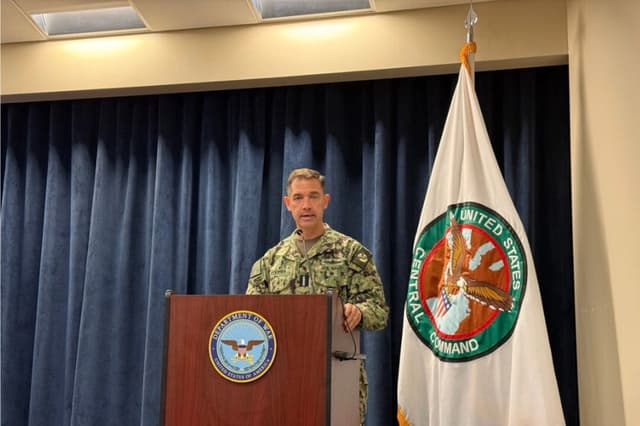 El comandante del CENTCOM, almirante Brad Cooper, habla en una conferencia de prensa en la Base de la Fuerza Aérea MacDill en Tampa, Florida, el 5 de marzo de 2024.  (TJ Muscaro/The Epoch Times)