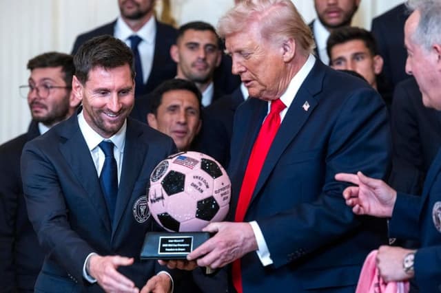 El presidente estadounidense, Donald Trump, y el futbolista argentino Lionel Messi (i) durante la recepción al Inter Miami como campeón de la pasada temporada de la MLS, en la Casa Blanca, 5 marzo 2026. (EFE/JIM LO SCALZO)

