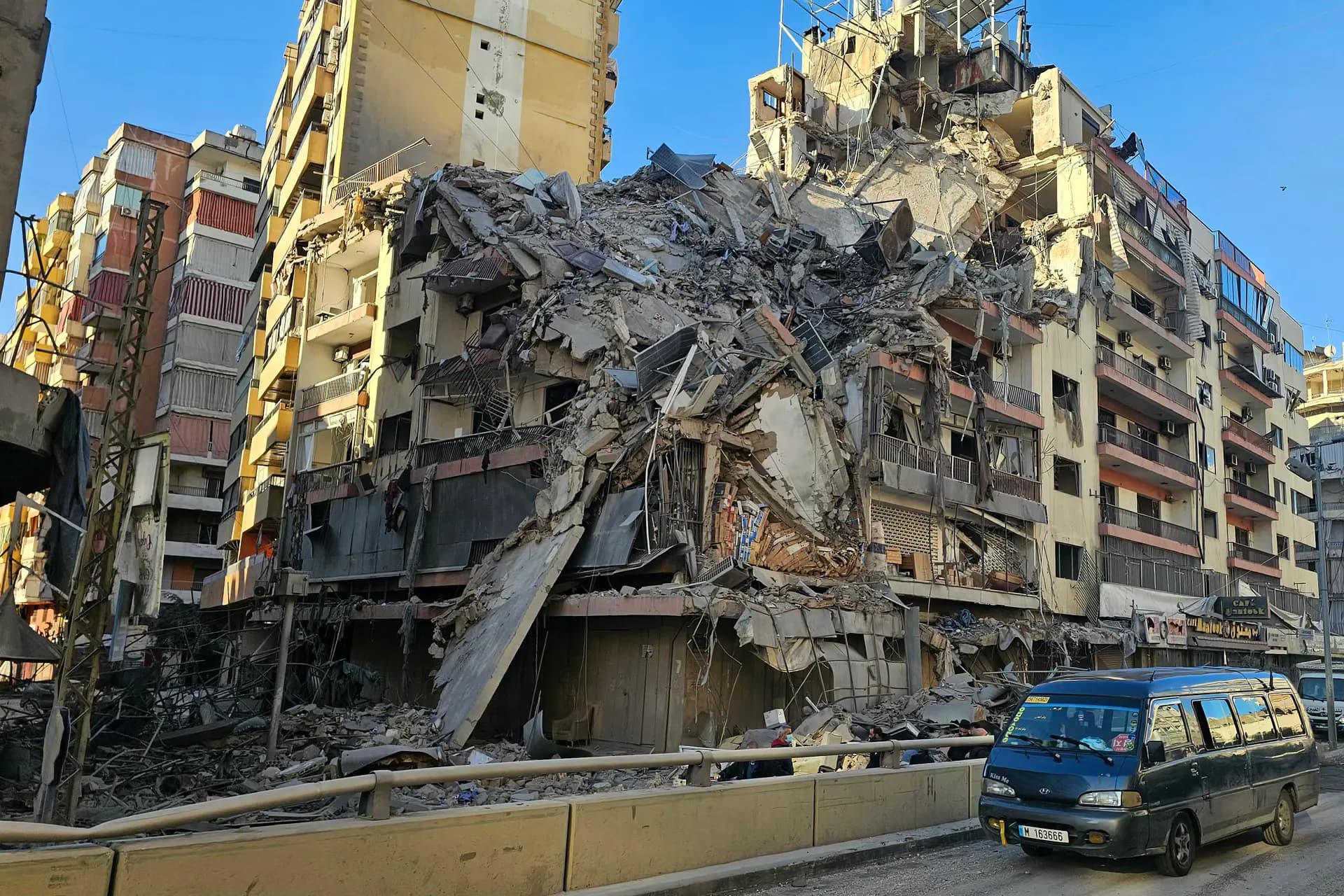 Una furgoneta pasa junto a un edificio destruido tras los ataques aéreos en el barrio de Ghobeiry, en los suburbios del sur de Beirut, Líbano, el 5 de marzo de 2026. Israel afirmó que el 5 de marzo llevó a cabo ataques en Beirut contra el grupo militante Hezbolá, respaldado por Irán, mientras que los medios de comunicación estatales libaneses informaron que un ataque con drones israelíes había matado a un funcionario de Hamás. (AFP a través de Getty Images)