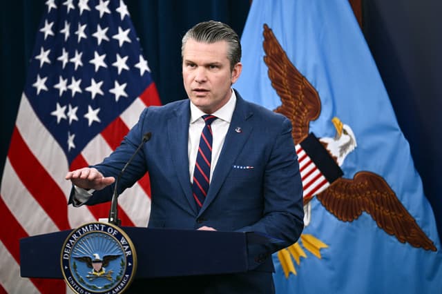 El secretario de Guerra de Estados Unidos, Pete Hegseth, habla durante una rueda de prensa sobre la acción militar estadounidense en Irán, en el Pentágono, en Washington, el 2 de marzo de 2026. (Brendan Smialowski/AFP a través de Getty Images)