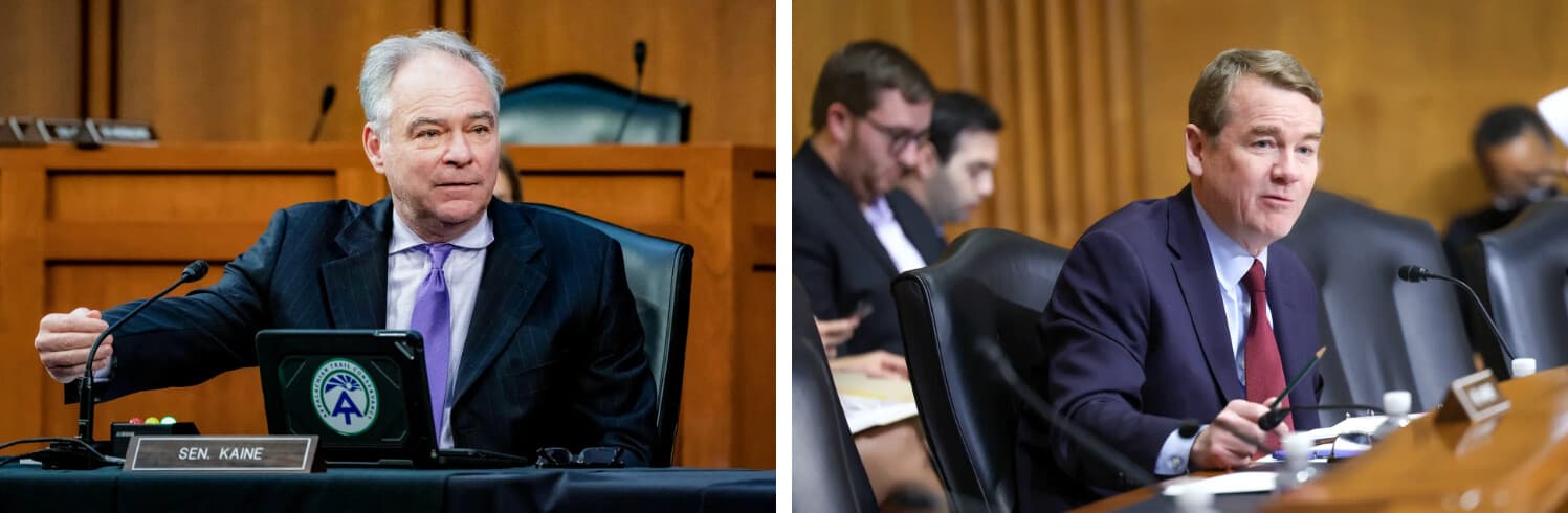 (Izquierda) El senador Tim Kaine (D-Va.) habla durante una audiencia del comité del Senado en el Capitolio, en Washington, el 18 de marzo de 2021. (Derecha) El senador Michael Bennet (D-Colo.) habla en una audiencia en el Capitolio de los Estados Unidos el 15 de febrero de 2023. Hace cinco años, Kaine y Bennet propusieron permitir a los consumidores optar por Medicare en los condados con menos de tres aseguradoras que ofrecen planes de la Ley de Cuidado de Salud Asequible. (Anna Moneymaker/Pool/Getty Images, Kevin Dietsch/Getty Images)