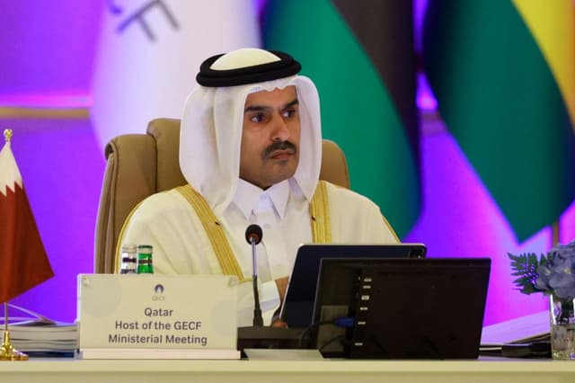 El ministro de Energía de Qatar y director ejecutivo de QatarEnergy, Saad Sherida al-Kaabi, observa durante la 27.ª reunión ministerial del Foro de Países Exportadores de Gas (GECF) en Doha, el 23 de octubre de 2025. (KARIM JAAFAR/AFP a través de Getty Images)
