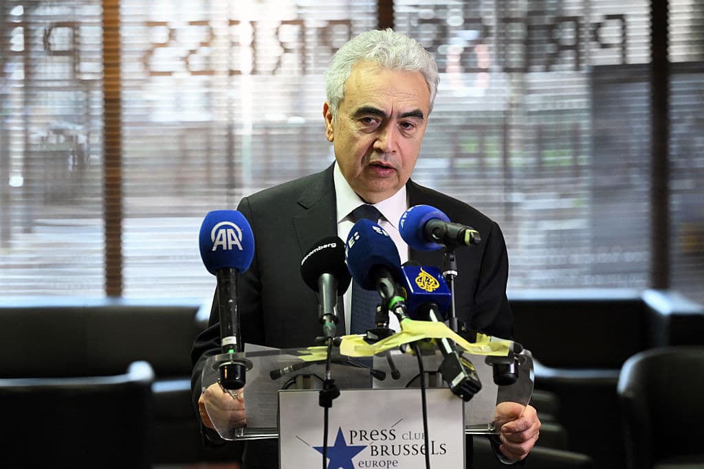 El director ejecutivo de la Agencia Internacional de la Energía (AIE), Fatih Birol, ofrece una rueda de prensa en Bruselas el 6 de marzo de 2026. (Foto de Nicolas TUCAT / AFP a través de Getty Images)