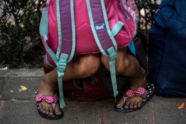 Imagen ilustrativa: Niña migrante esperando en un refugio de México.  (YURI CORTEZ/AFP via Getty Images)