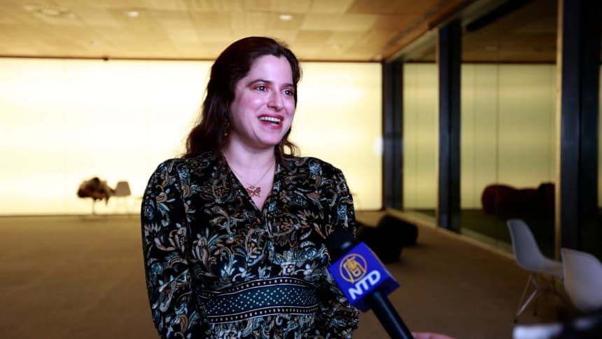 La noche del 28 de febrero de 2026, la violinista, compositora y directora de cine española Jazebel Martínez Fabra asistió a la actuación de la Compañía Shen Yun de Nueva York, en el Teatro San Lorenzo de El Escorial, España. (NTD)