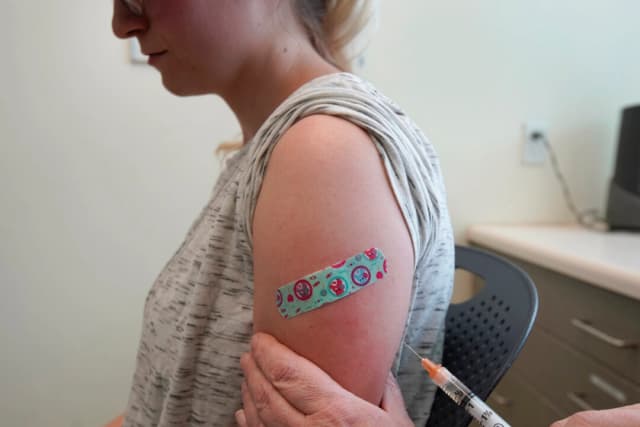 Una enfermera administra una vacuna contra el sarampión en Provo, Utah, el 29 de abril de 2019. (George Frey/Getty Images)
