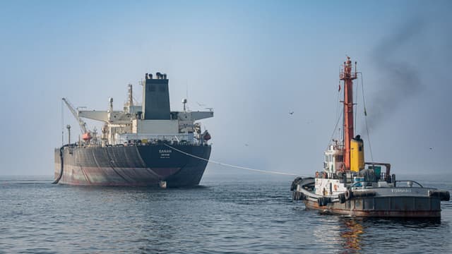 Precios de petróleo en EE. UU. se disparan 14 % mientras Trump exige «rendición incondicional» de Irán