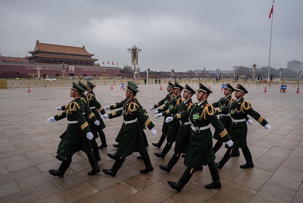 Miembros de la guardia de honor del Ejército Popular de Liberación marchan en la Plaza de Tiananmén tras la sesión inaugural de la Conferencia Consultiva Política del Pueblo Chino (CCPPCh) en la Plaza de Tiananmén, frente al Gran Palacio del Pueblo, el 4 de marzo de 2026 en Pekín, China. (Kevin Frayer/Getty Images)