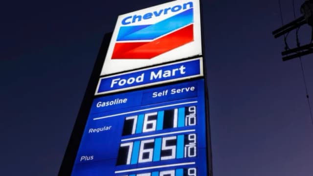 Precios de gasolina en EE. UU. suben mientras continúa la guerra con Irán