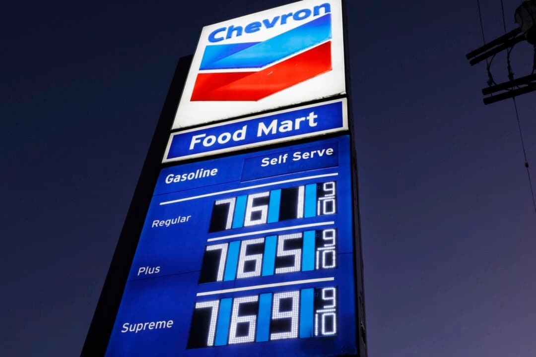 Los altos precios de la gasolina se muestran en una gasolinera Chevron del centro de Los Ángeles, el 3 de marzo de 2026. (Mario Tama/Getty Images)