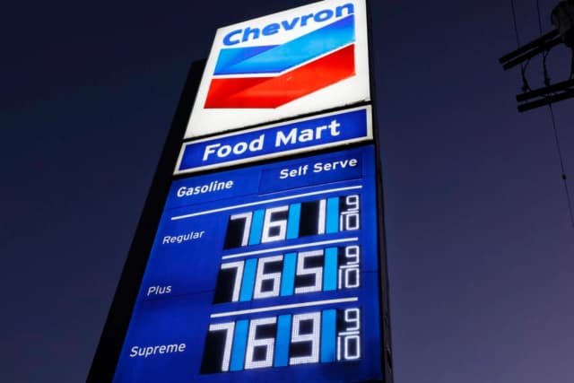 Los altos precios de la gasolina se muestran en una gasolinera Chevron del centro de Los Ángeles, el 3 de marzo de 2026. (Mario Tama/Getty Images)