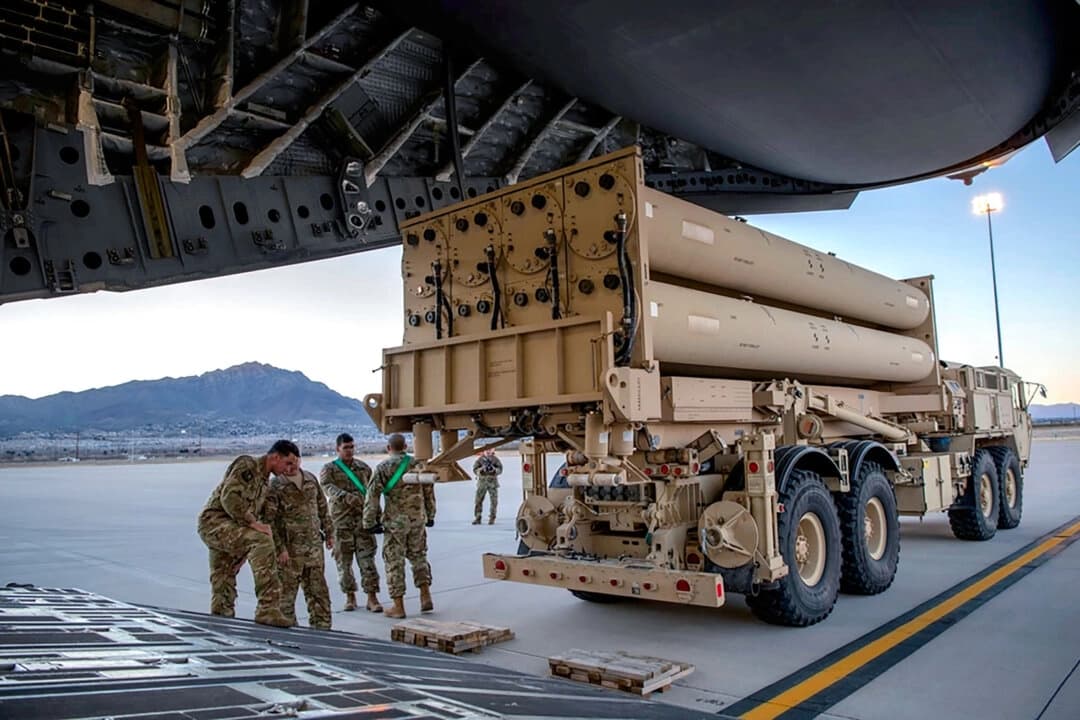 Una estación de lanzamiento del Sistema de Defensa de Área a Gran Altitud Terminal (THAAD) se prepara para embarcar en un C-17 Globemaster III del 4.º Escuadrón de Transporte Aéreo en Fort Bliss, Texas, el 23 de febrero de 2019. (Sargento de Estado Mayor Cory D. Payne/Fuerza Aérea de EE. UU. vía AP)
