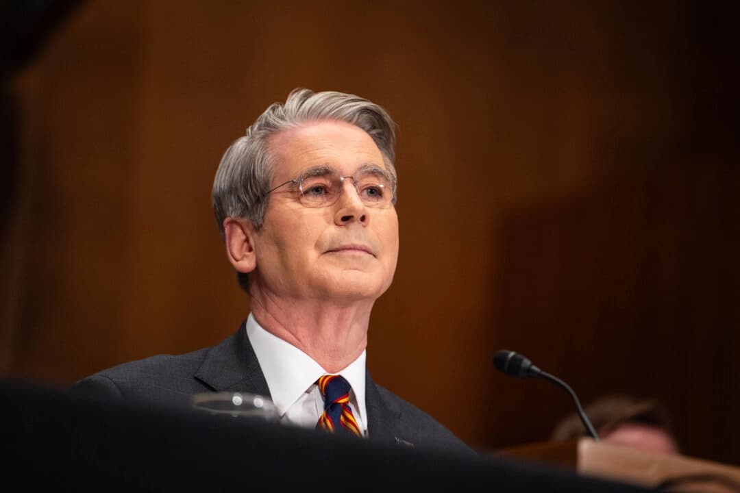 Bessent dice que Estados Unidos podría aliviar las sanciones a más petróleo ruso