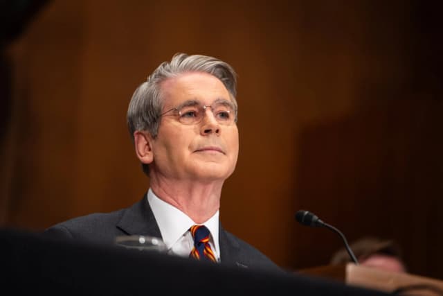 Bessent dice que Estados Unidos podría aliviar las sanciones a más petróleo ruso