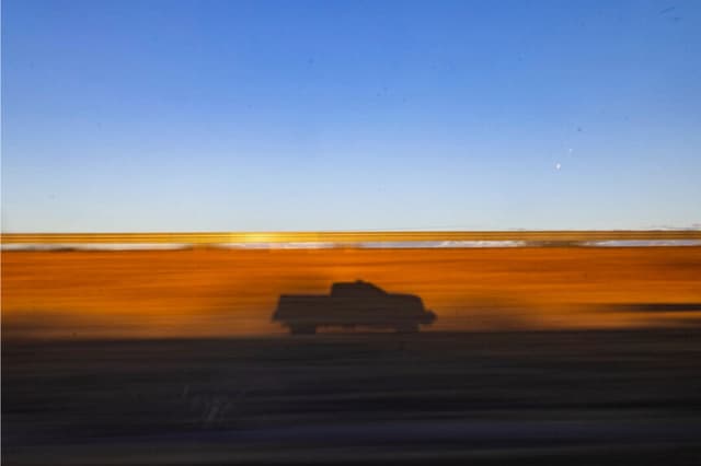 Un vehículo de la Policía Estatal de Sonora circula por los desiertos de Sonora, México, el 15 de abril de 2025. (John Fredricks/The Epoch Times)