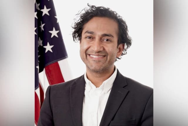 El Dr. Vinay Prasad, principal funcionario de vacunas de la Administración de Alimentos y Medicamentos de EE. UU., dejará la agencia en abril. (FDA de EE. UU. vía AP)
