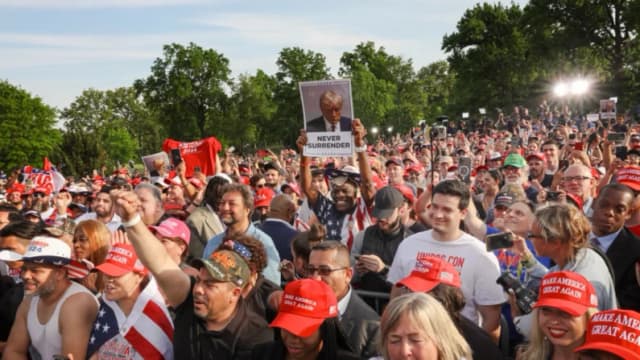 ¿Se mantendrán en las elecciones intermedias los avances de Trump entre los latinos en 2024?