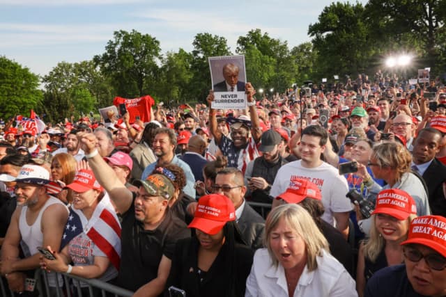 Los partidarios del candidato presidencial republicano Donald Trump se manifiestan en el distrito históricamente demócrata del Sur del Bronx el 23 de mayo de 2024, en la ciudad de Nueva York. El Bronx alberga una gran comunidad latina. (Spencer Platt/Getty Images)
