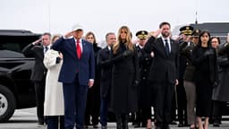 Trump asiste al traslado de militares fallecidos durante la Operación Furia Épica