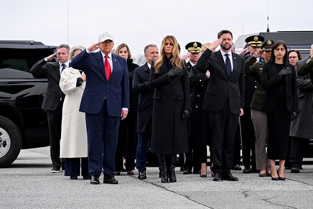 El presidente de los Estados Unidos, Donald Trump, la primera dama, Melania Trump, el vicepresidente, JD Vance, y la segunda dama, Usha Vance, permanecen firmes mientras un equipo de transporte del Ejército de los Estados Unidos traslada un ataúd cubierto con la bandera en la base aérea de Dover, el 7 de marzo de 2026, en Dover, Delaware. (Foto de Roberto Schmidt/Getty Images)