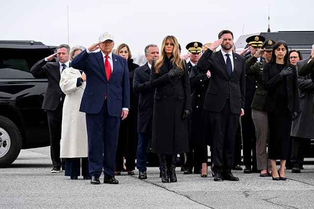 El presidente de los Estados Unidos, Donald Trump, la primera dama, Melania Trump, el vicepresidente, JD Vance, y la segunda dama, Usha Vance, permanecen firmes mientras un equipo de transporte del Ejército de los Estados Unidos traslada un ataúd cubierto con la bandera en la base aérea de Dover, el 7 de marzo de 2026, en Dover, Delaware. (Foto de Roberto Schmidt/Getty Images)