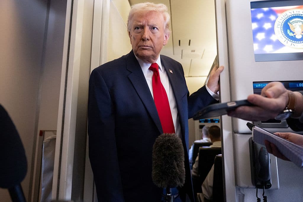 El presidente de Estados Unidos, Donald Trump, habla con los medios a bordo del Air Force One durante un vuelo de Dover, Delaware, a Miami, Florida, el 7 de marzo de 2026. (Foto de SAUL LOEB / AFP vía Getty Images)