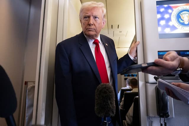 El presidente de Estados Unidos, Donald Trump, habla con los medios a bordo del Air Force One durante un vuelo de Dover, Delaware, a Miami, Florida, el 7 de marzo de 2026. (Foto de SAUL LOEB / AFP vía Getty Images)