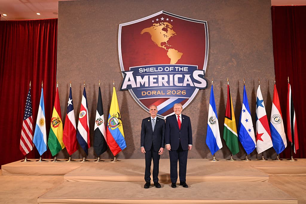 El presidente Donald Trump saluda a Nasry “Tito” Asfura, presidente de Honduras, durante la celebración de la “Cumbre del Escudo de las Américas”, una reunión con jefes de estado y funcionarios de gobierno de 12 países de las Américas en el Trump National Doral Golf Club el 7 de marzo de 2026 en Doral, Florida. La Casa Blanca describe la reunión como una cumbre histórica destinada a reestructurar las alianzas regionales y reforzar la influencia de Estados Unidos en el hemisferio occidental. (Foto de Roberto Schmidt/Getty Images)