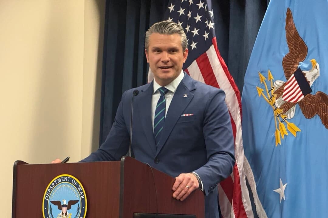 El secretario de Guerra, Pete Hegseth, habla en una conferencia de prensa en la sede del CENTCOM en la Base Aérea MacDill en Tampa, Florida, el 5 de marzo de 2024. (TJ Muscaro/The Epoch Times)

