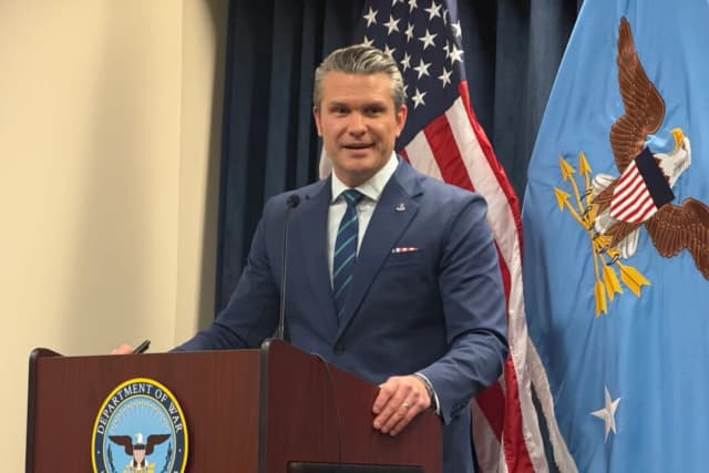 El secretario de Guerra, Pete Hegseth, habla en una conferencia de prensa en la sede del CENTCOM en la Base Aérea MacDill en Tampa, Florida, el 5 de marzo de 2024. (TJ Muscaro/The Epoch Times)
