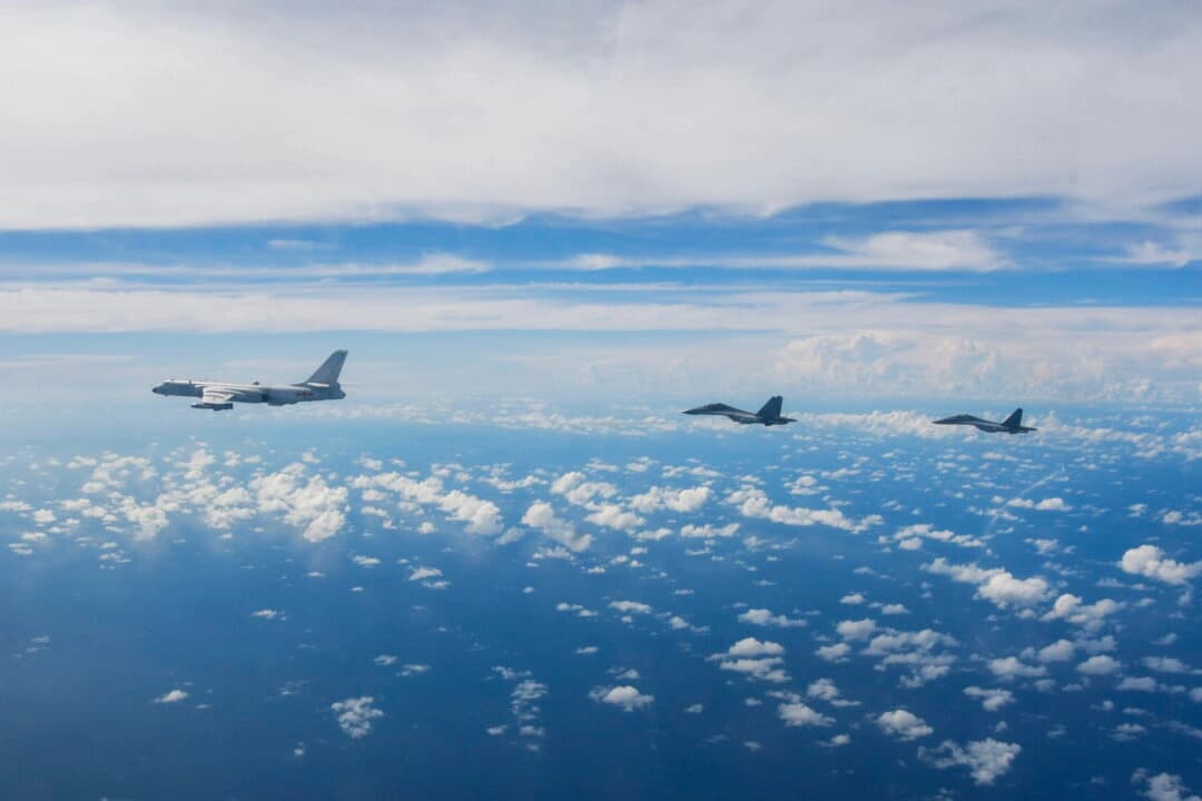 Aviones del Comando del Teatro Oriental del Ejército Popular de Liberación (EPL) de China realizan ejercicios de entrenamiento de combate conjuntos alrededor de Taiwán el 7 de agosto de 2022. (Li Bingyu/Xinhua vía AP)